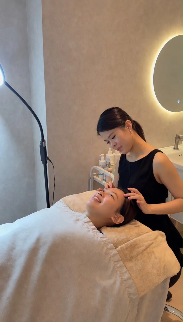 Ashley 为顾客进行美容护理